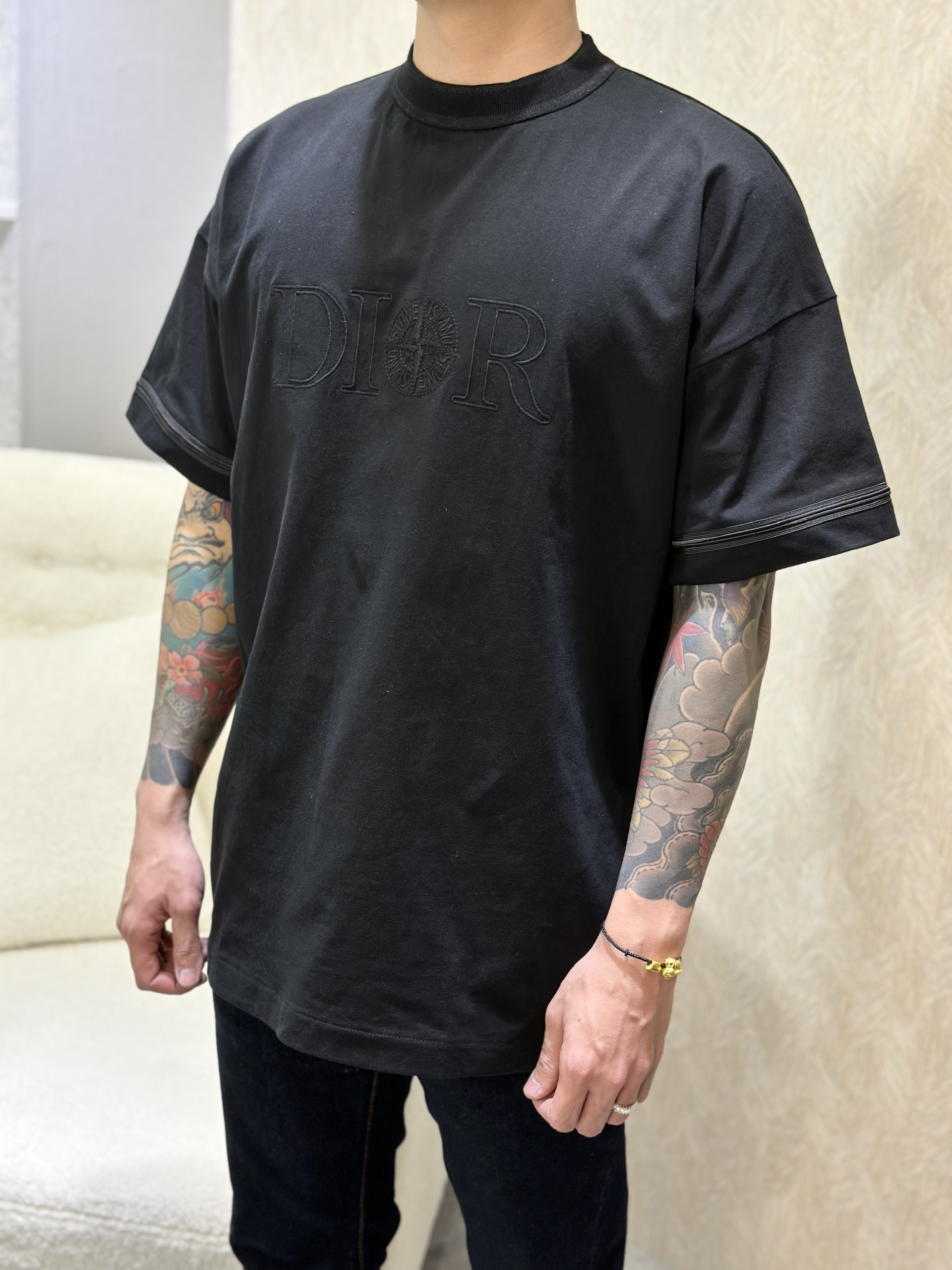 Áo phông T-shirt Dior Đen logo chữ thêu ngực Like Auth on web VTN